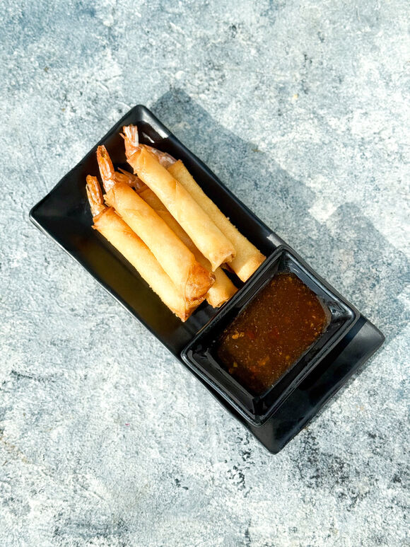 <p>Креветки, обжаренные в тесте фило с соусом Чили</p>