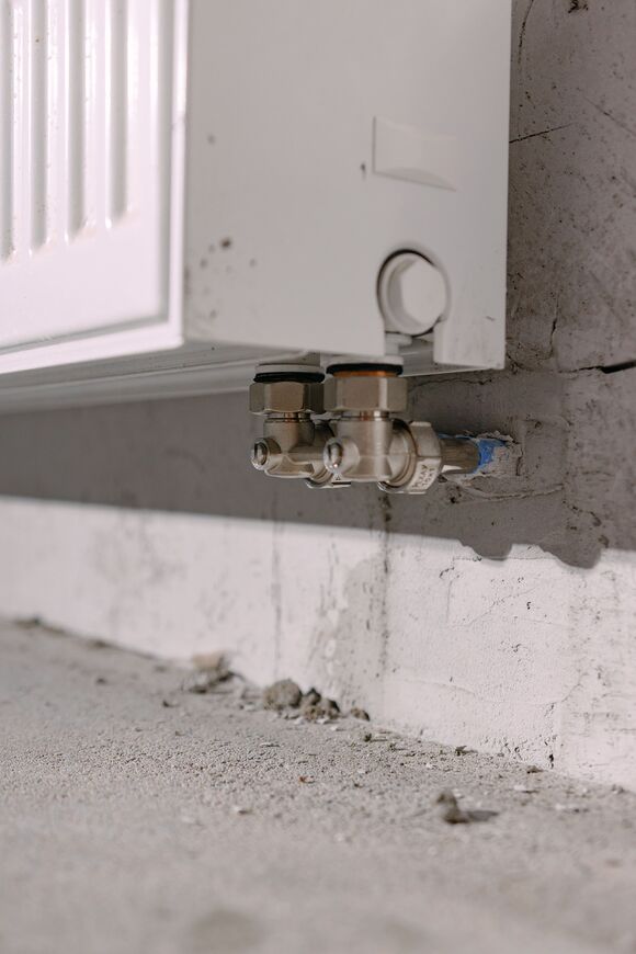 Монтаж узла нижнего подключения радиатора. Наиболее эстетичный вид монтажа, так как трубы не выходят из пола и не мешают уборке или укладке напольного покрытия.