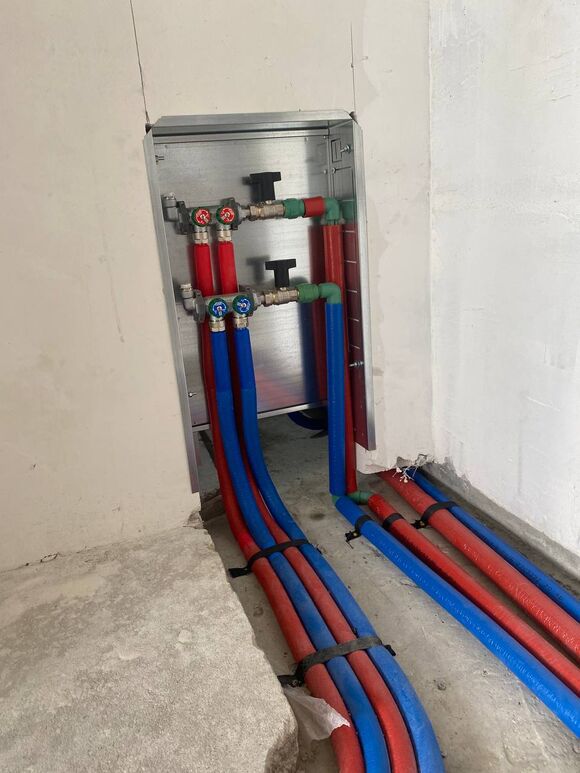 Монтаж коллекторного узла системы отопления. Коллектор обеспечивает стабильное давление и одинаковую температуру во всех подключенных отопительных приборах.