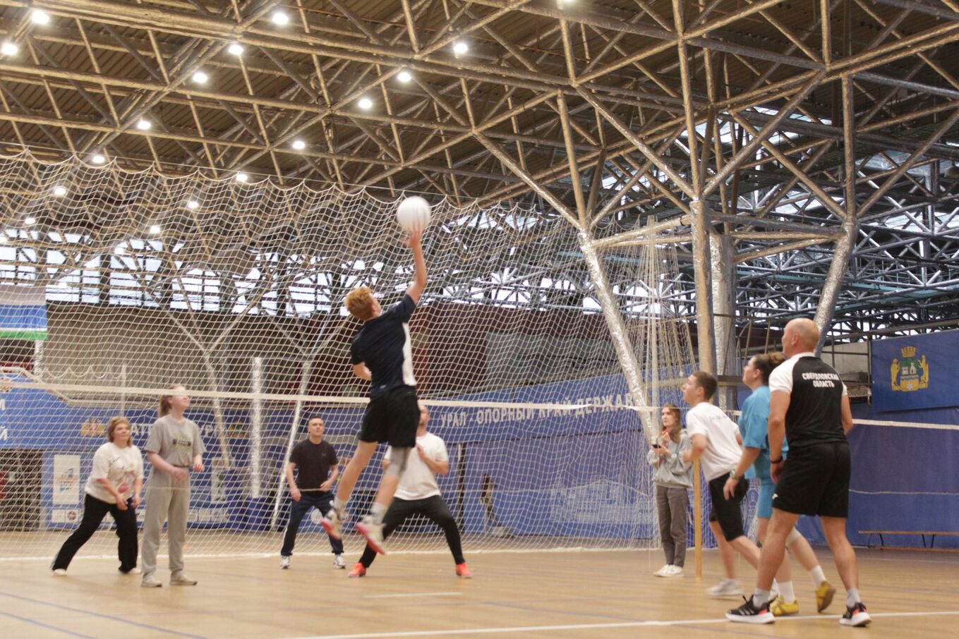 <p><b style="font-family: "Dela Gothic One"; font-size: 24px; color: rgb(1, 165, 80);">Миниволей</b><span style="font-family: Rubik; font-size: 24px;"> - это современная и эффективная физическая активность, базирующаяся на простоте и доступности игры.</span></p><p><br></p><p><span style="font-family: Rubik; font-size: 24px;">Игра зародилась в 1972 году в японском городе Тайки (остров Хоккайдо). Ее Правила были переведены на английский, китайский и русский языки, с целью познакомить людей из других стран с этим увлекательным видом спорта.</span></p>