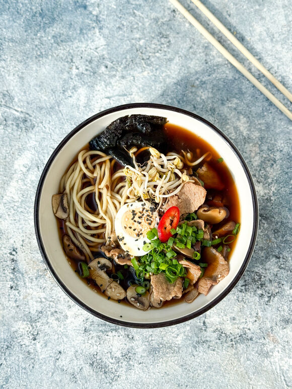 <p>Рамен с говядиной, пшеничной лапшой, грибами и яйцом</p>