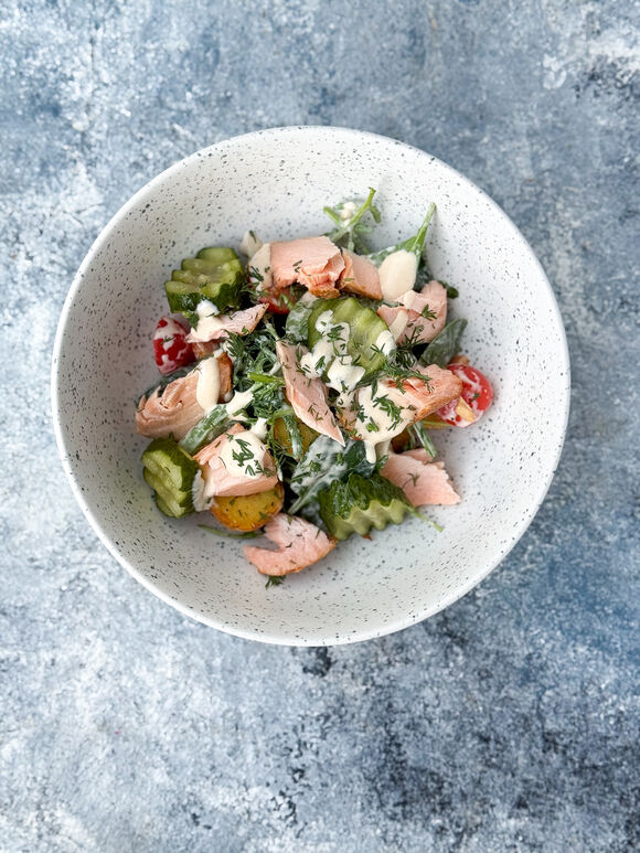 <p>Салат с лососем горячего копчения, бурбонским огурцом, запеченный картофелем и пряным соусом </p>