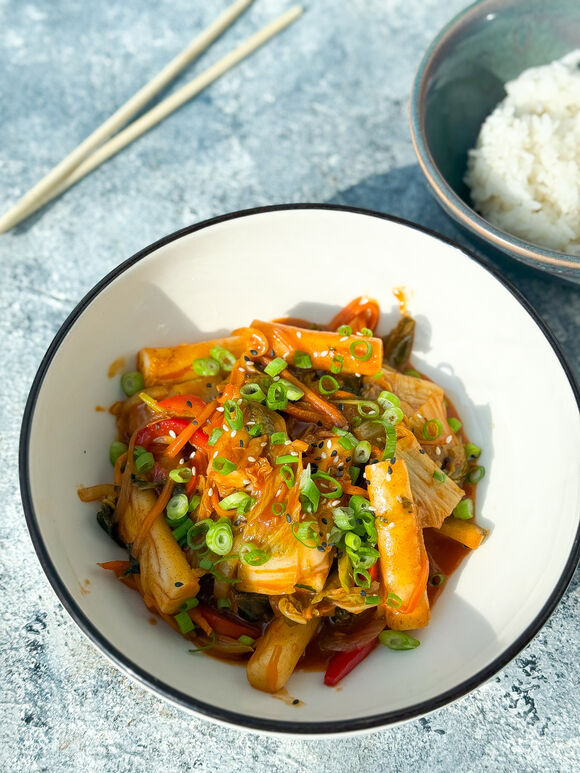 <p>Рисовые Токпокки с капустой Ким Чи, овощами Вок и острым соусом</p>