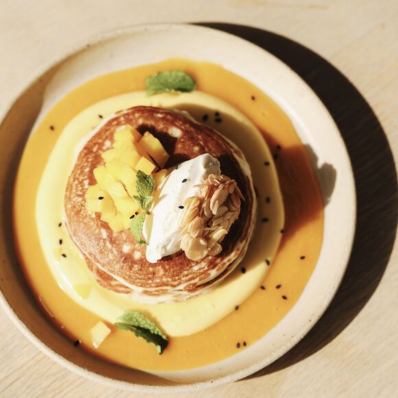 <p> vegan pancakes with mango</p>