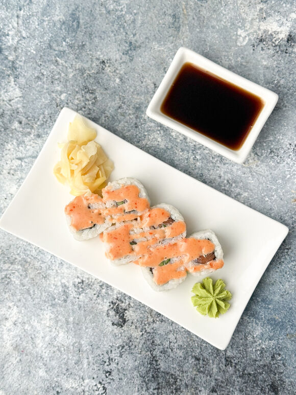 Ролл лосось спайси