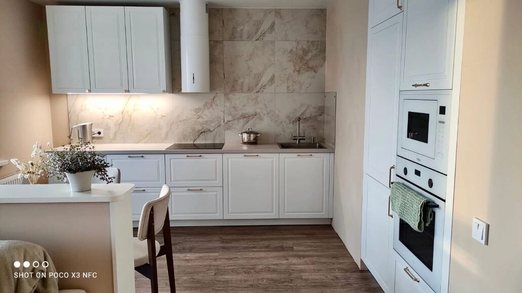 Кухня белая с фрезеровкой