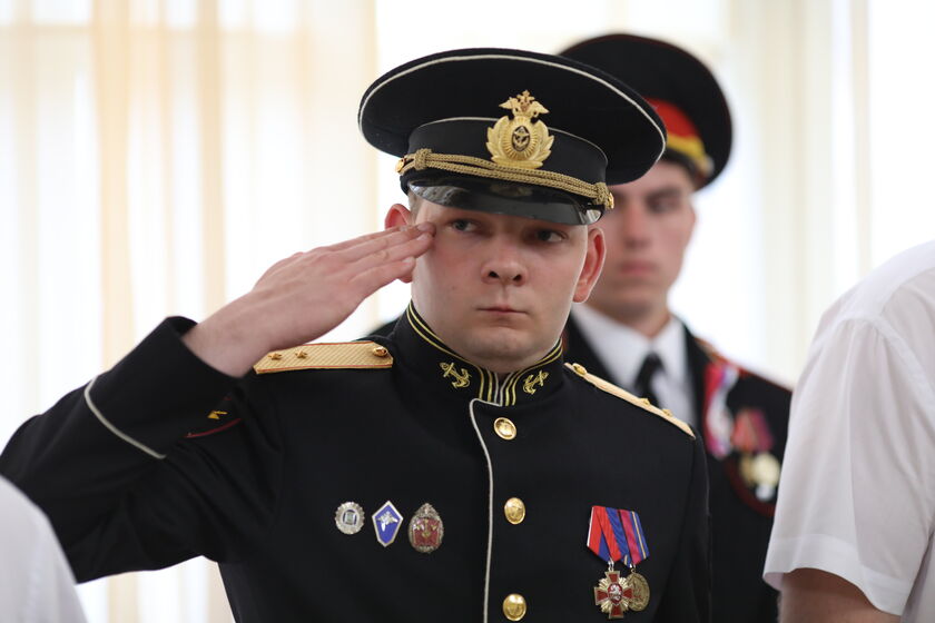 <p>Патриотическое воспитание начинается в семье: родители, рассказывая детям о своих корнях, традициях, истории семьи, закладывают основу для формирования патриотических чувств. Школа, в свою очередь, должна поддерживать и развивать эти чувства, создавая условия для активного участия учащихся в патриотических мероприятиях.</p>