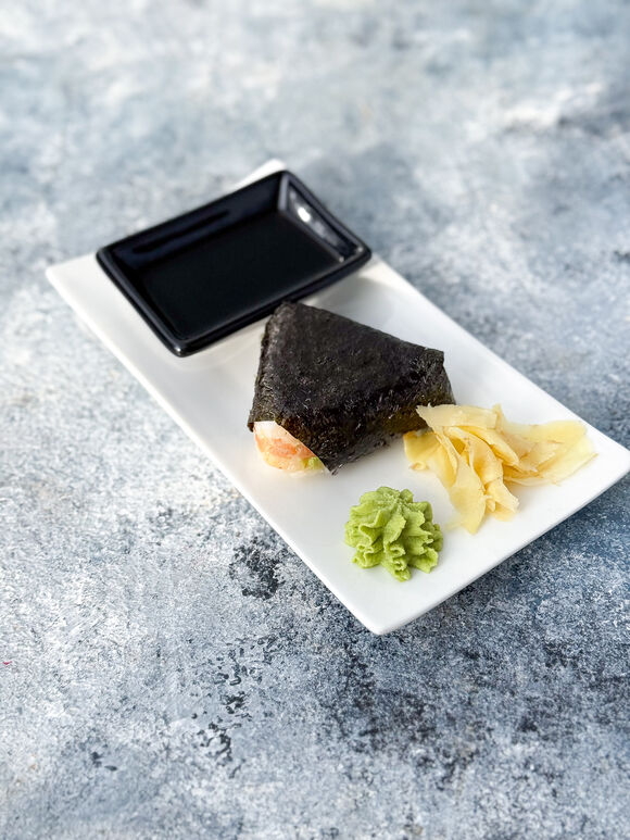 <p>Онигири с лососем</p>