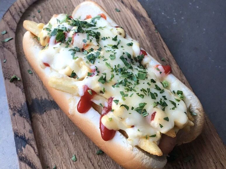 <p>Сырный хот дог</p>