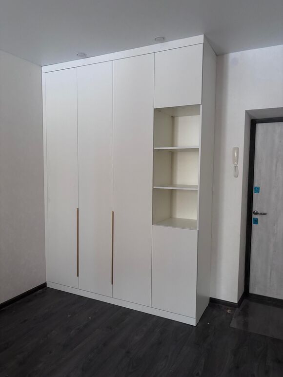 Шкаф в прихожую с открытыми полками